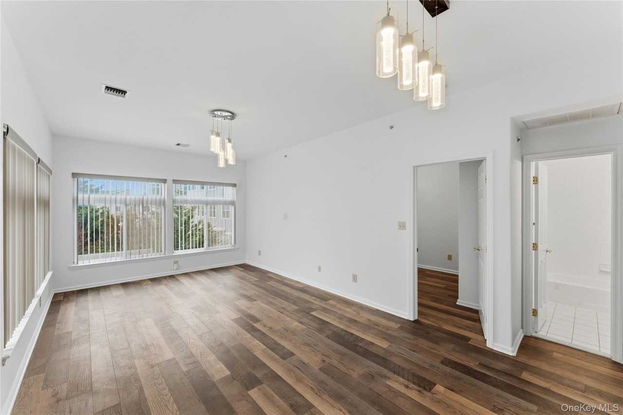 136 Meridian Blvd - Photo 6 of 11