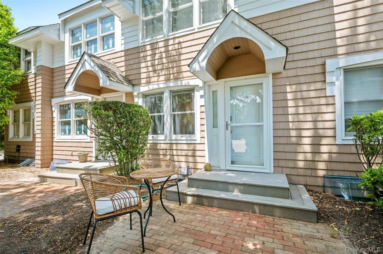 49 Canoe Place Rd #312
