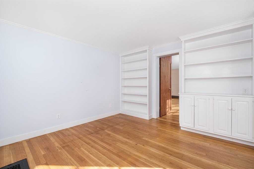 445 Glen Rd - Photo 3 of 21