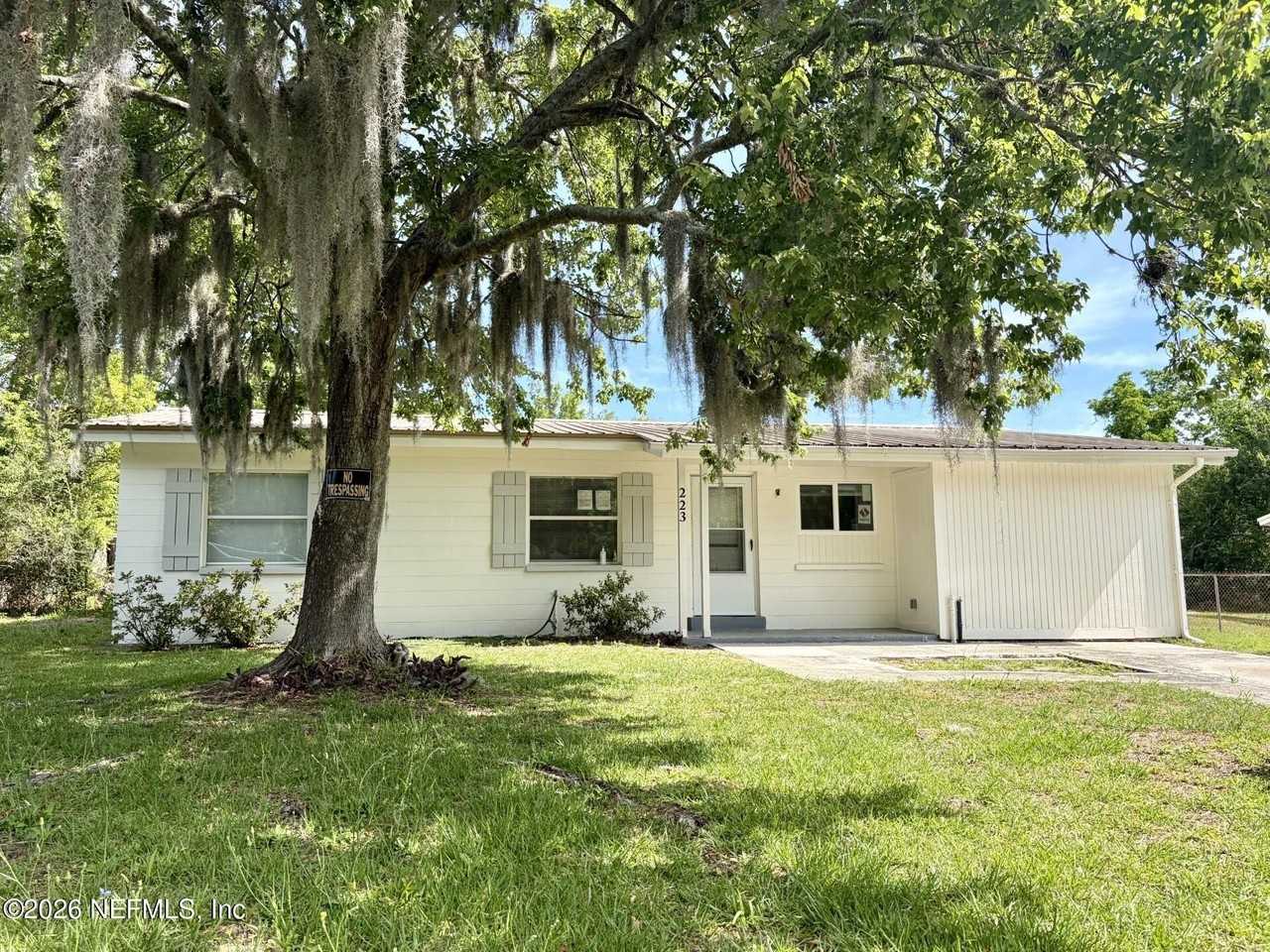 223 Collen Rd N - Photo 2 of 11