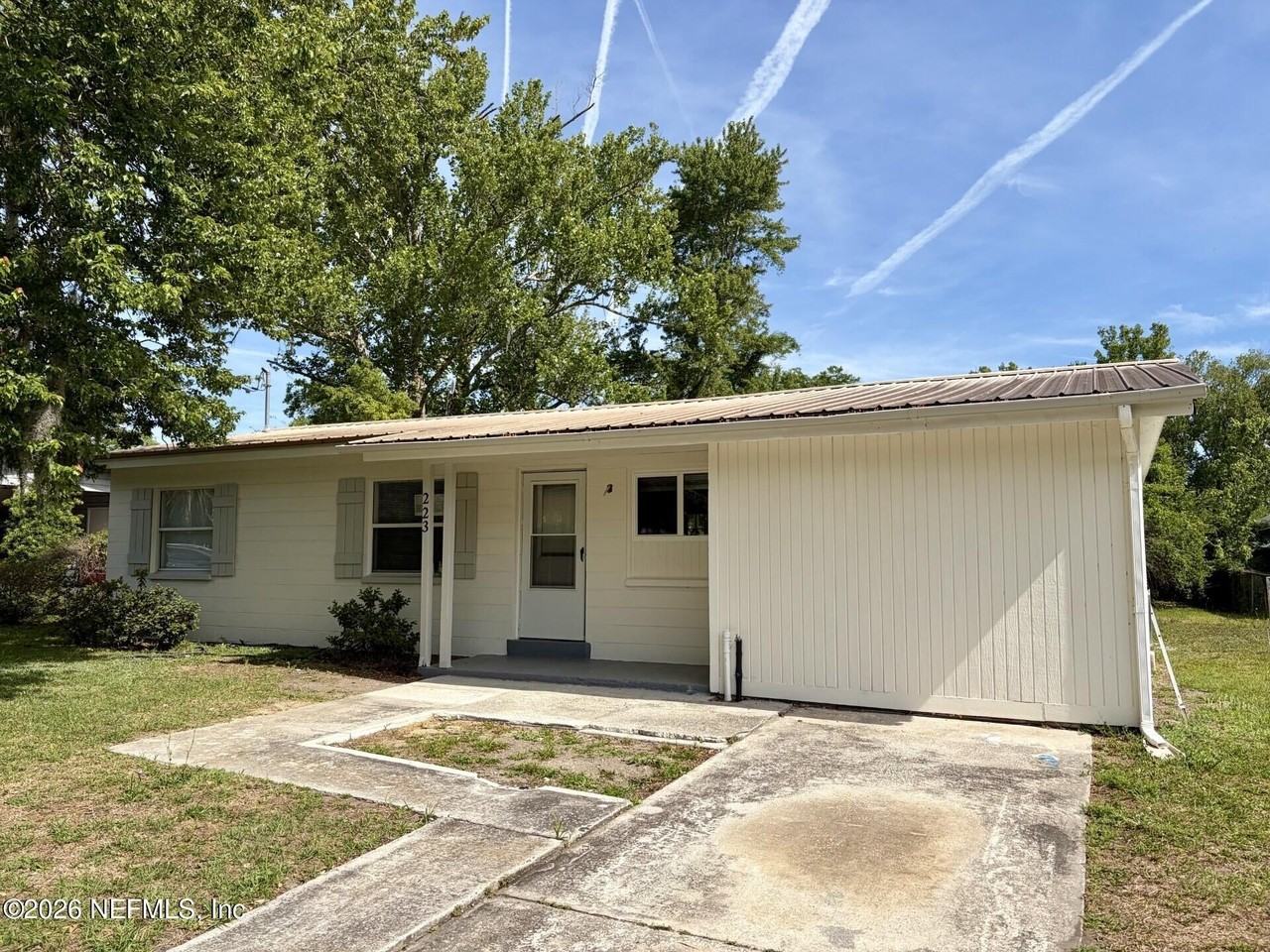 223 Collen Rd N - Photo 3 of 11