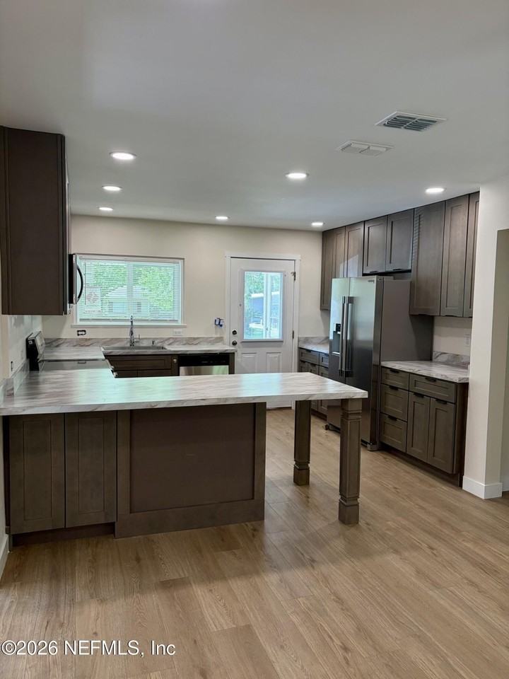 223 Collen Rd N - Photo 5 of 11