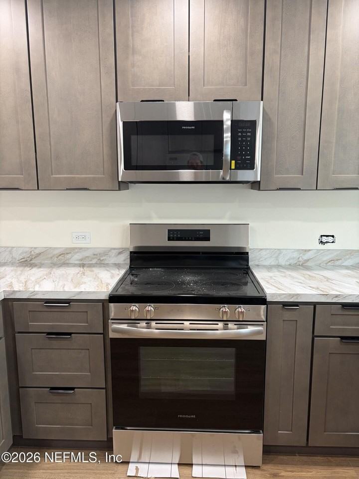 223 Collen Rd N - Photo 6 of 11