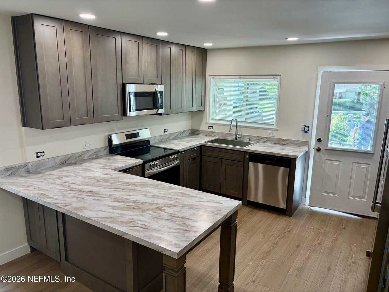 223 Collen Rd N - Photo 7 of 11