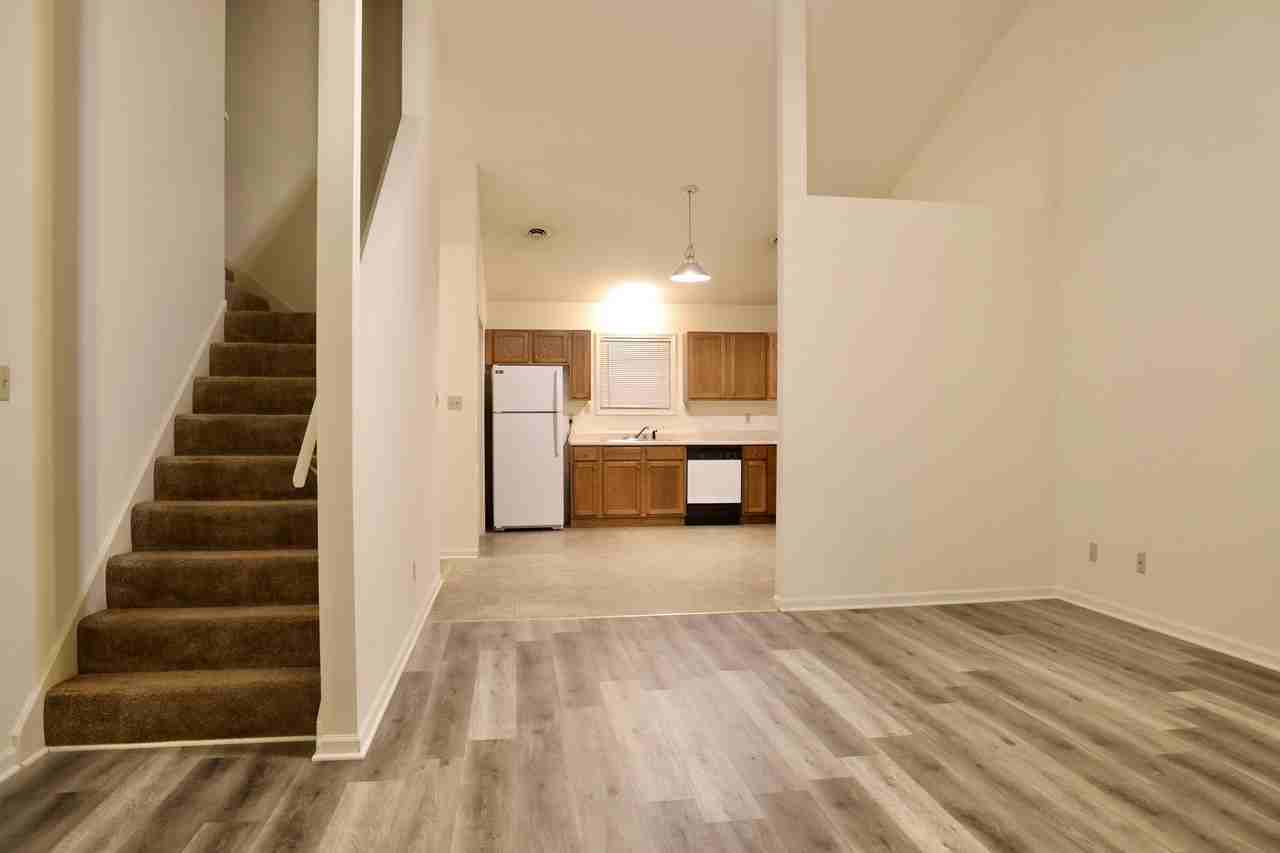 1710 Ashwood Dr - Photo 2 of 13
