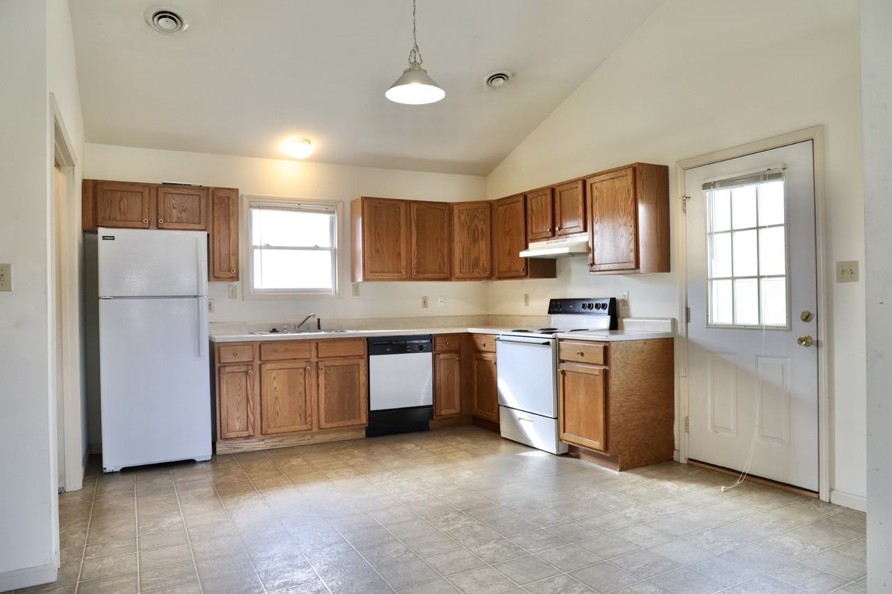 1710 Ashwood Dr - Photo 4 of 13