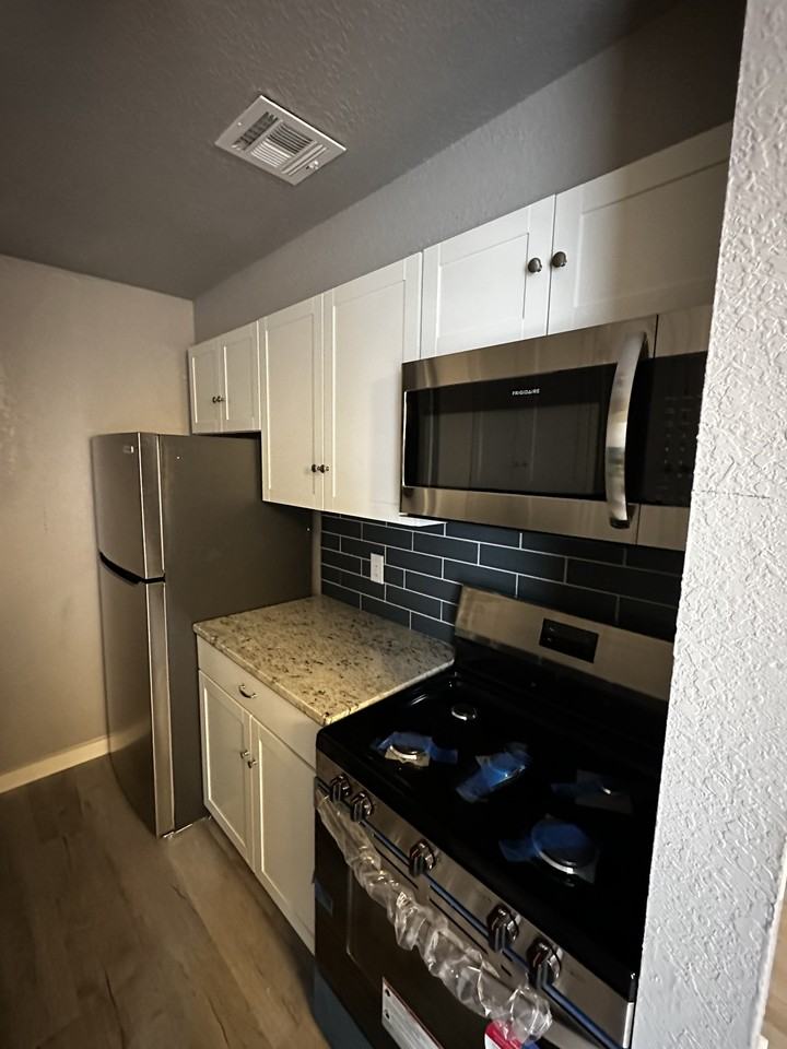 1200 N Cedar Ave #424 - Photo 5 of 16