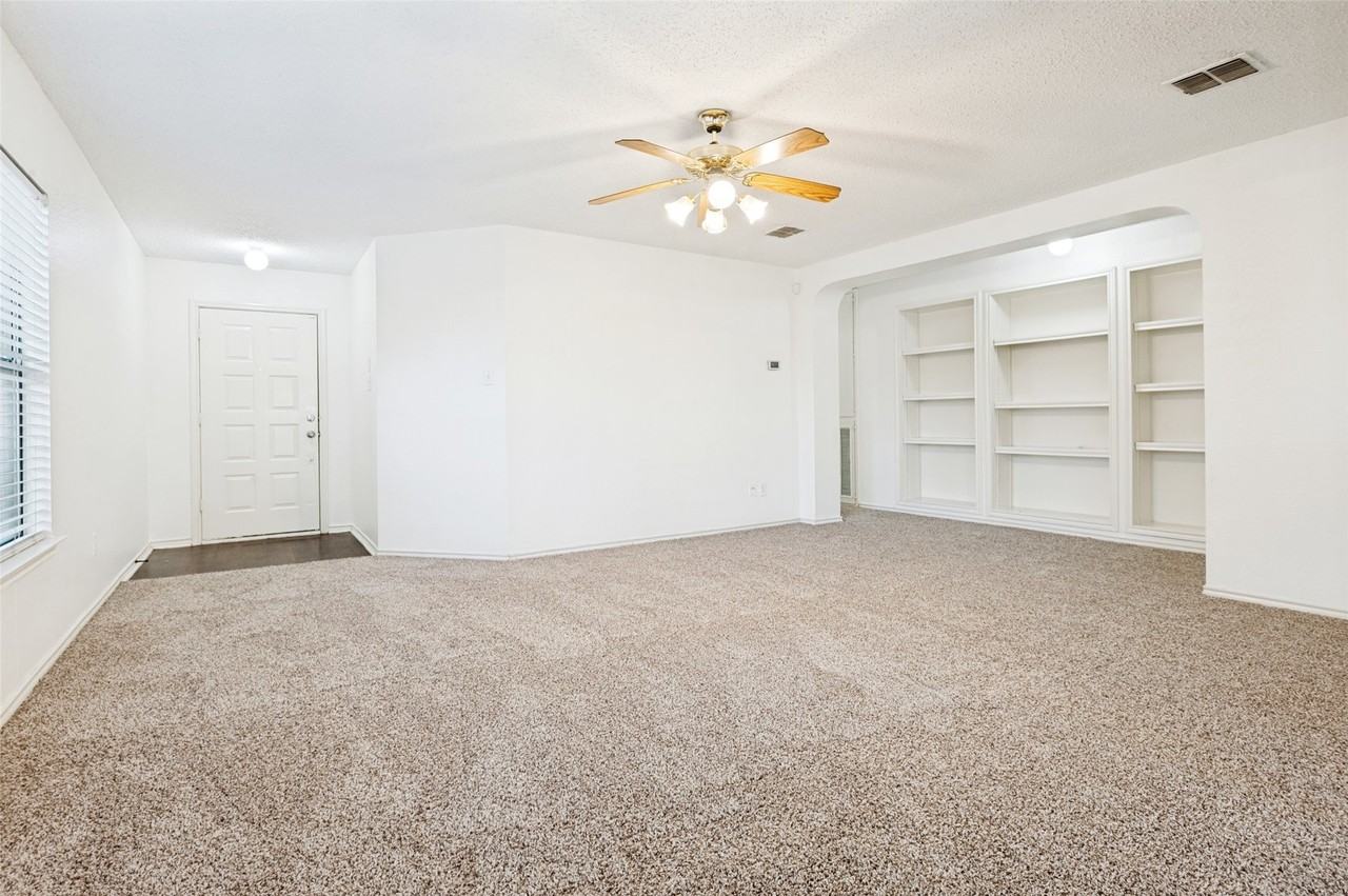 309 Sandlewood Ln - Photo 3 of 25