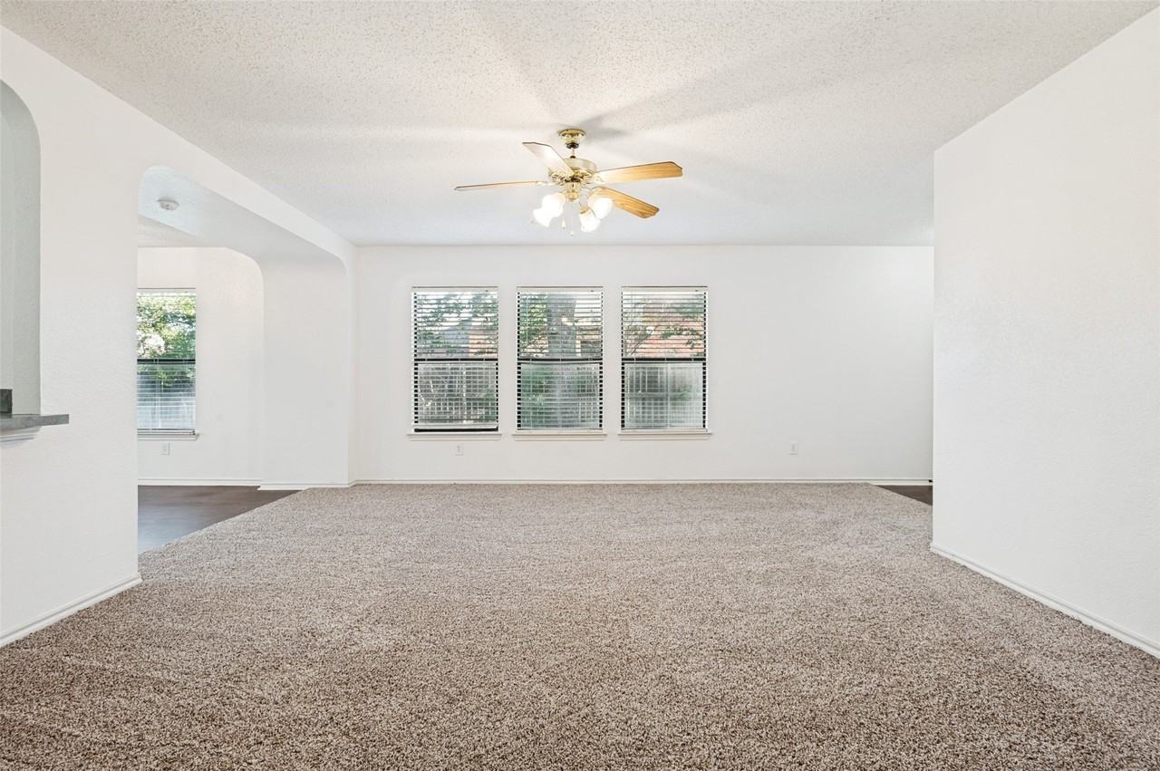 309 Sandlewood Ln - Photo 6 of 25