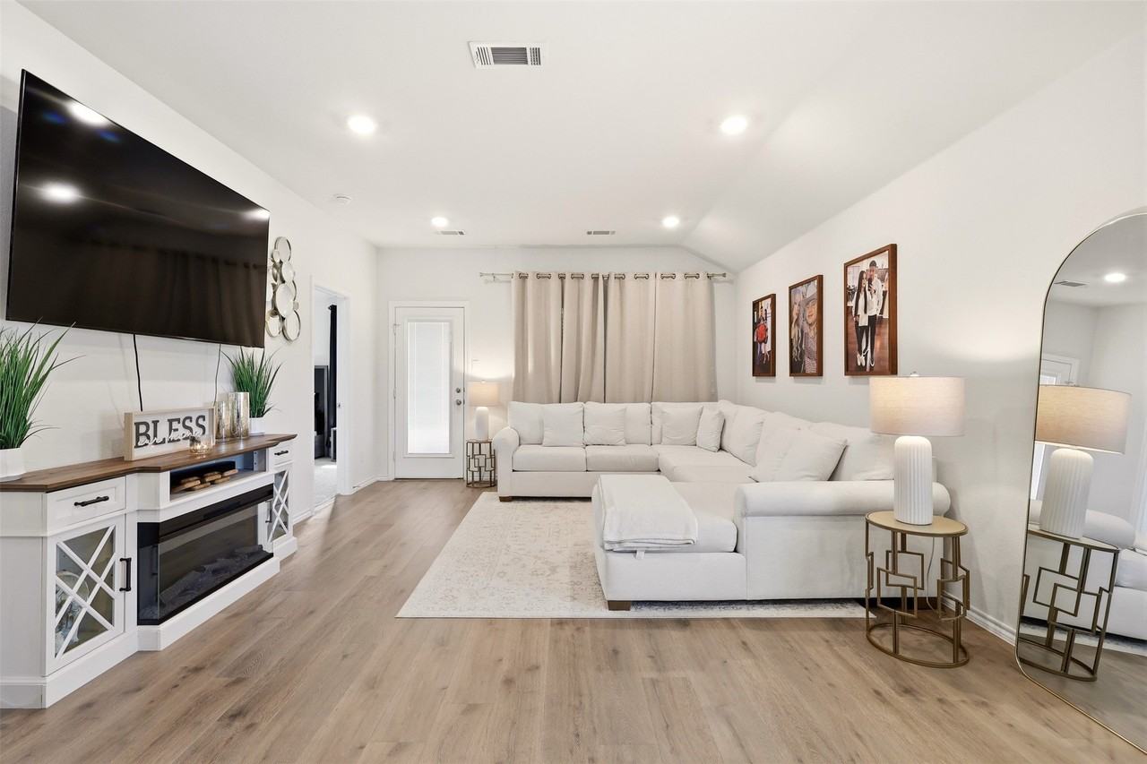 1302 Olivewood Pl - Photo 7 of 21