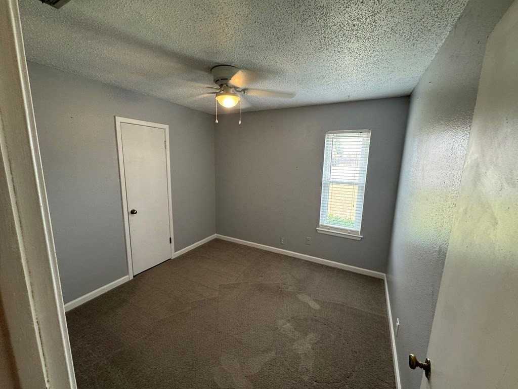 1752 E 53rd St - Photo 5 of 10