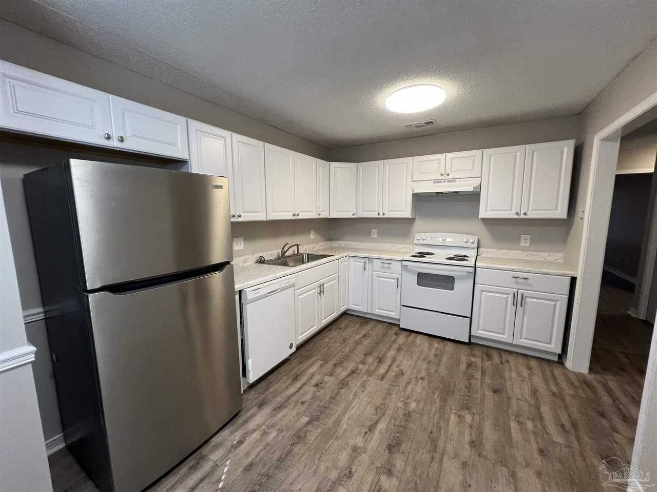 1350 Fairchild St - Photo 4 of 17