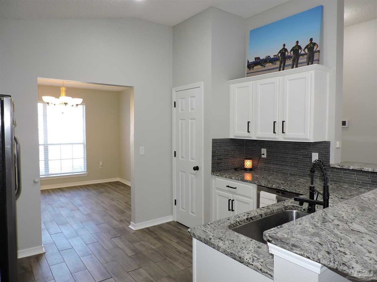 2541 Gulf Breeze Ave - Photo 4 of 21