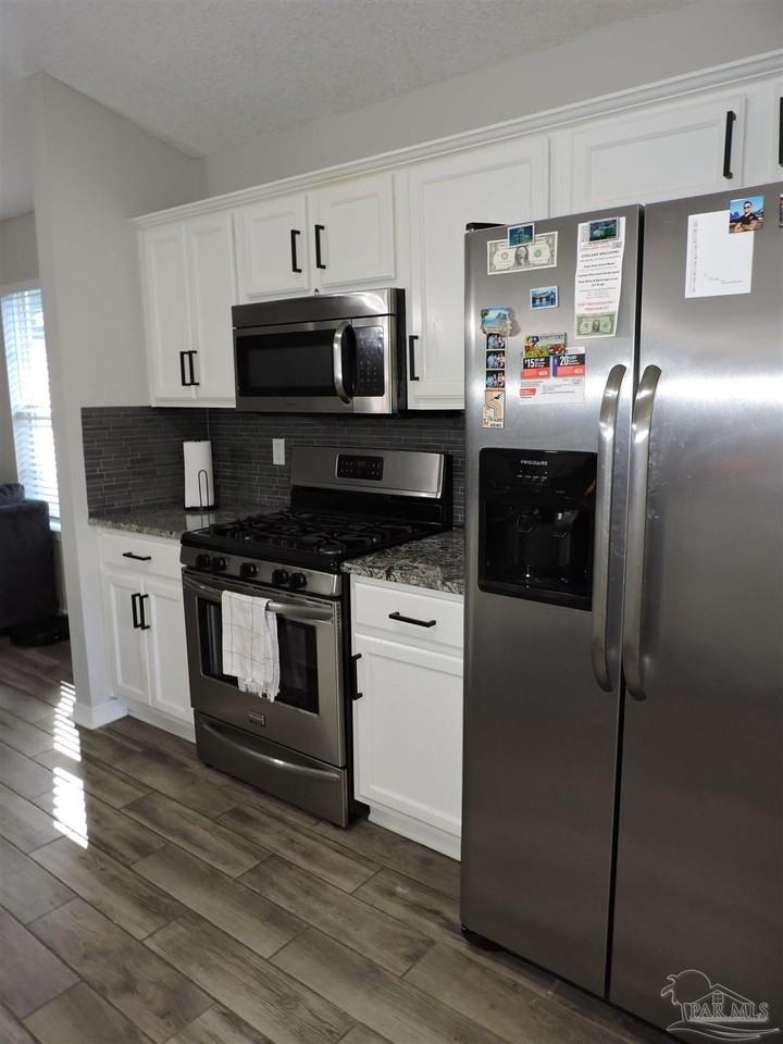 2541 Gulf Breeze Ave - Photo 6 of 21