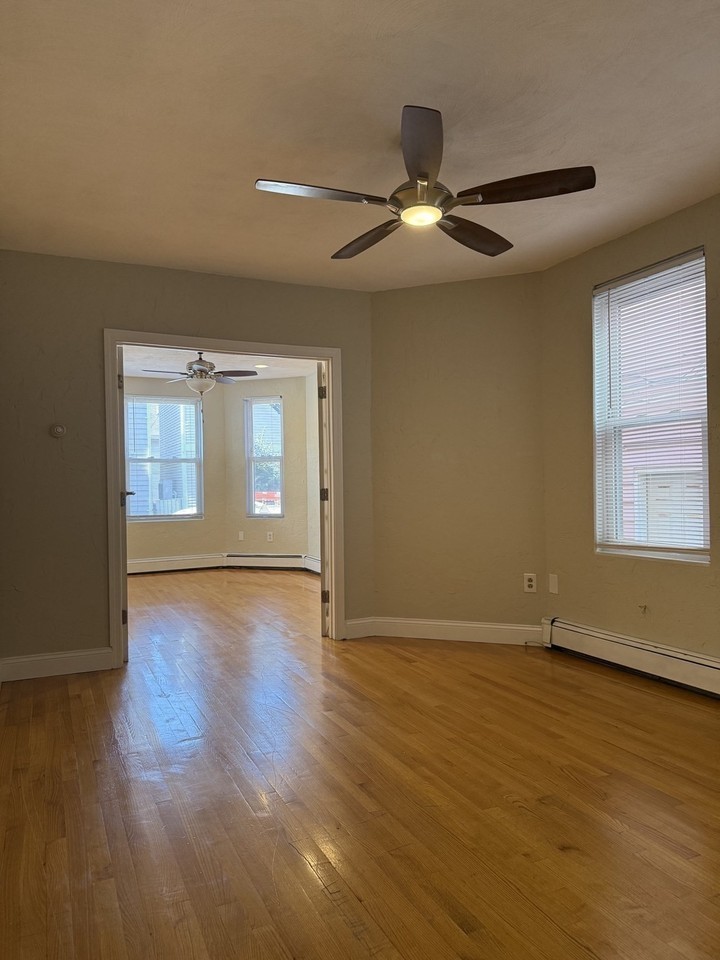 252 Marion St - Photo 3 of 11