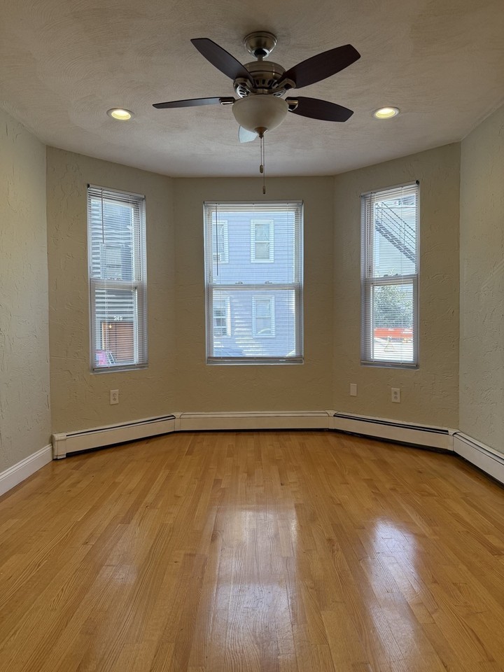 252 Marion St - Photo 4 of 11