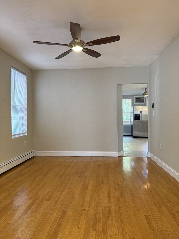 252 Marion St - Photo 5 of 11