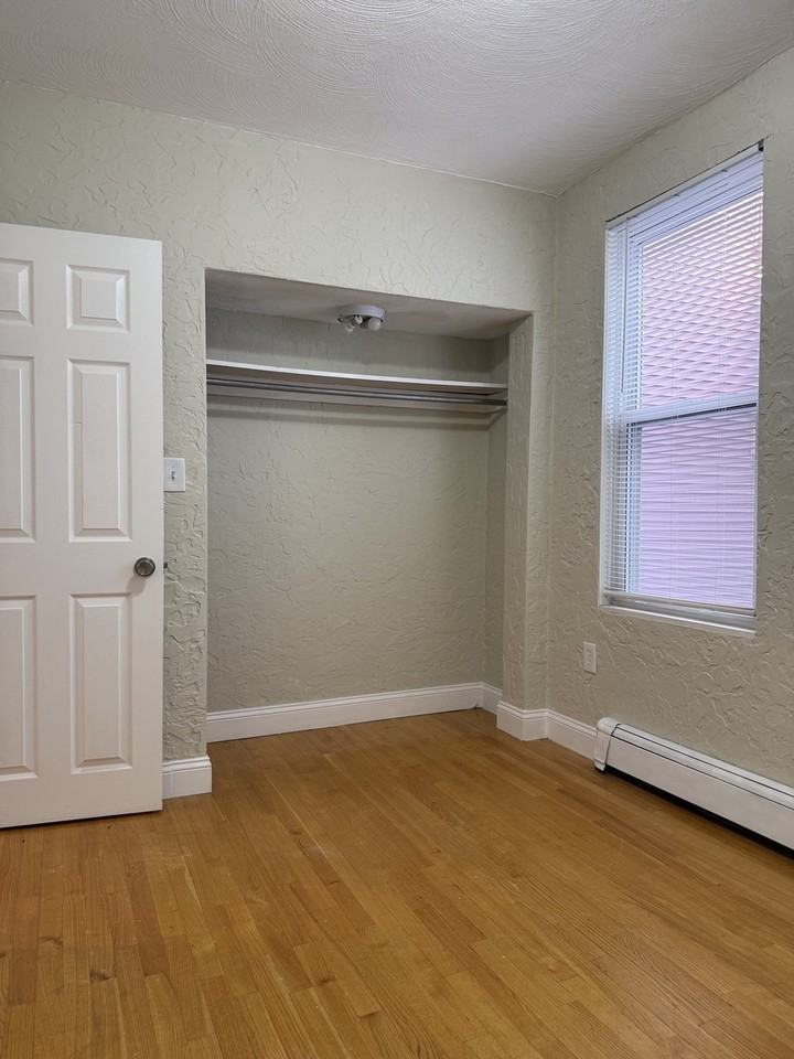 252 Marion St - Photo 7 of 11