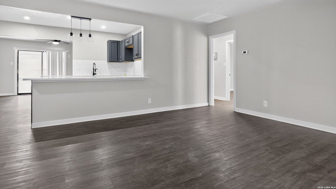 219 Leonidas Dr - Photo 3 of 14