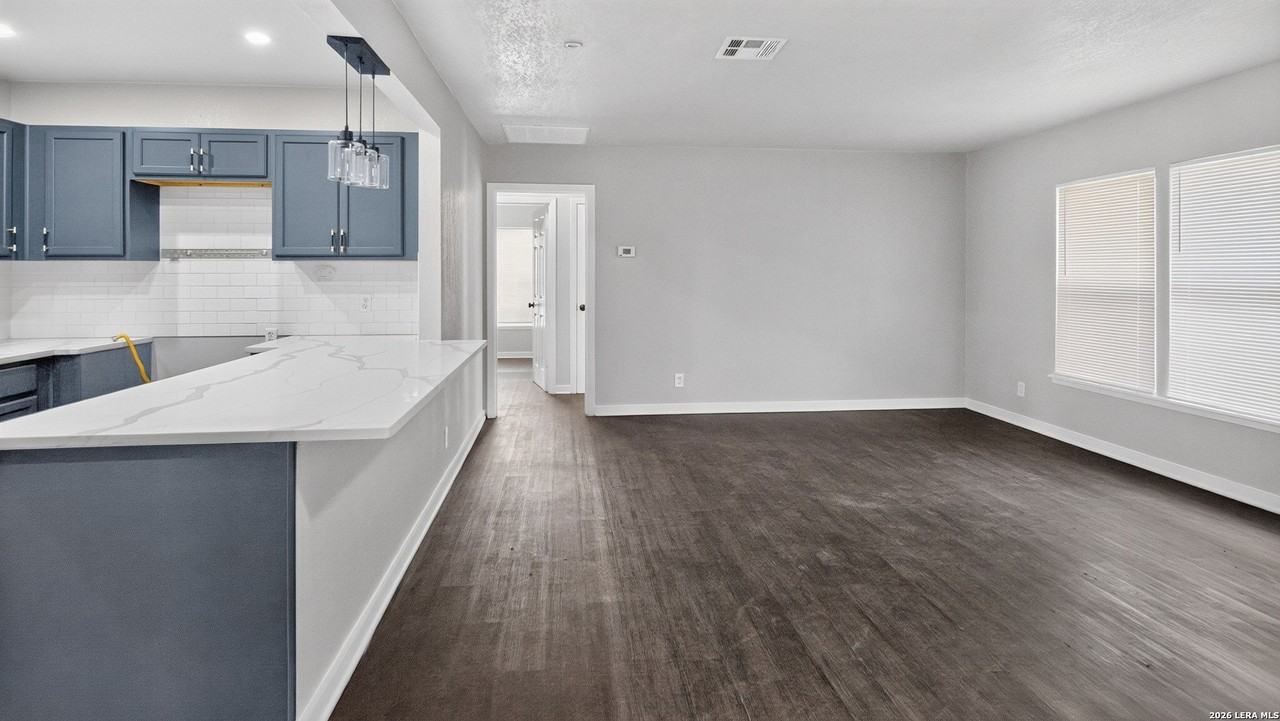 219 Leonidas Dr - Photo 4 of 14