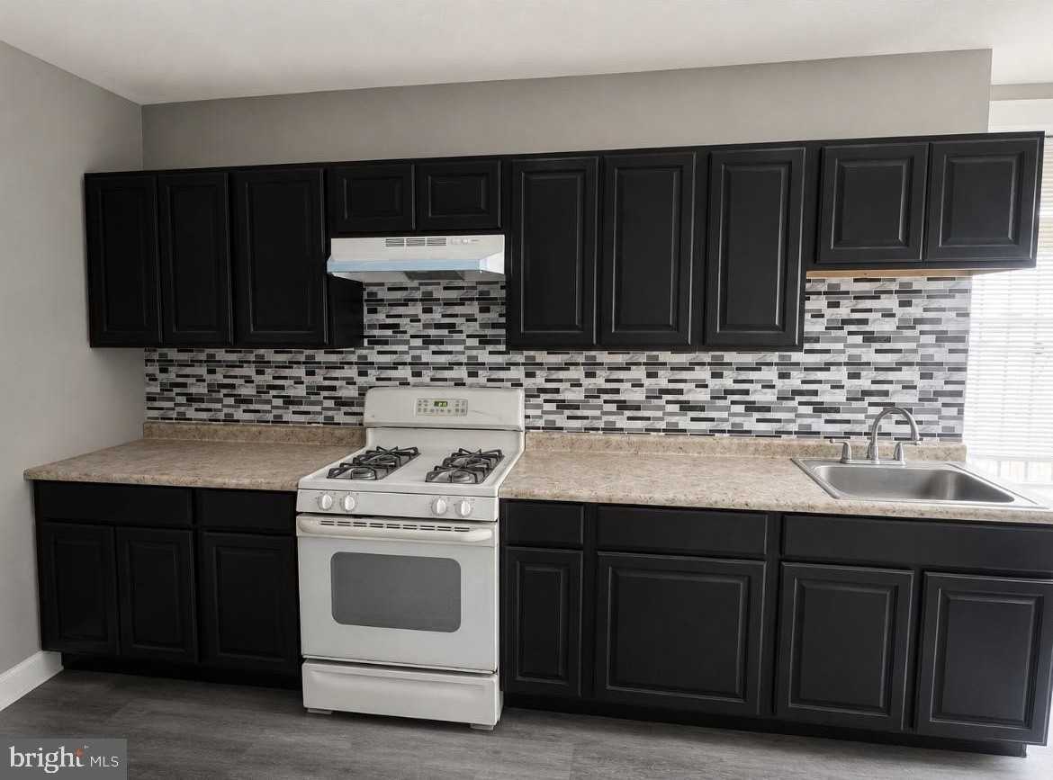 1902 W Fayette St - Photo 2 of 21