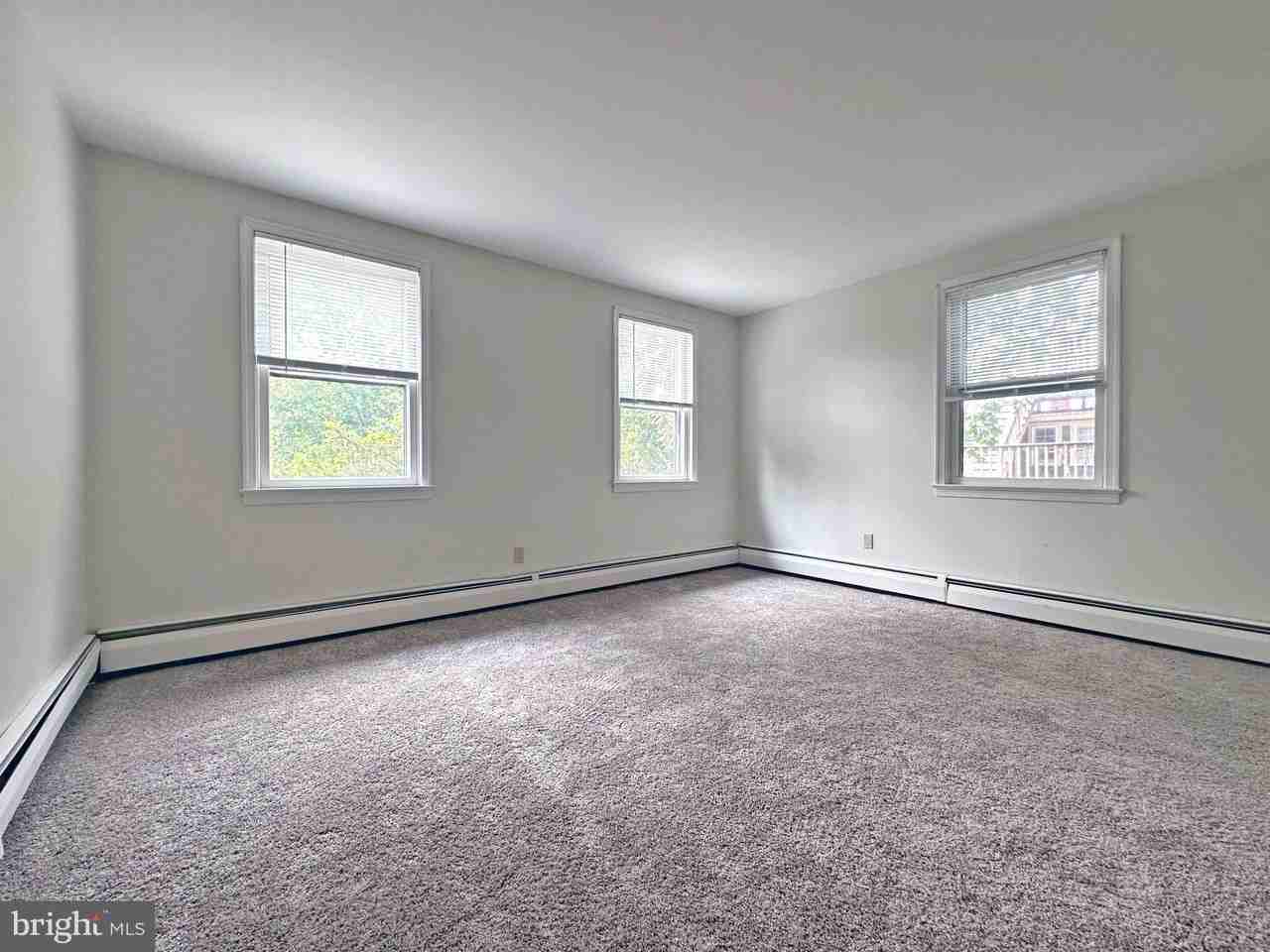 923 Washington St #204 - Photo 3 of 5