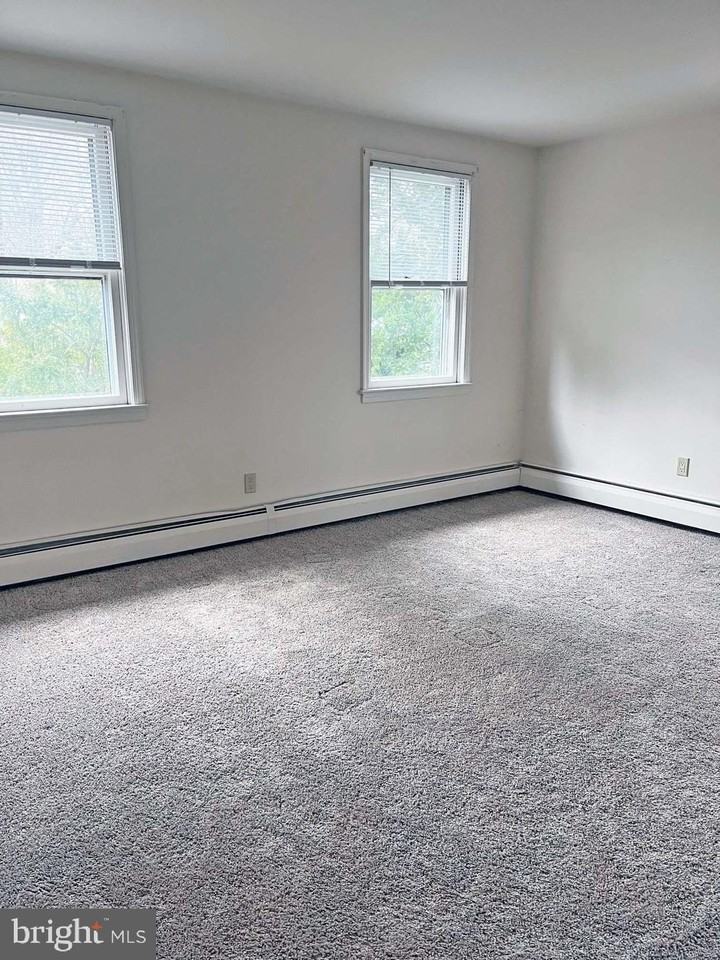 923 Washington St #204 - Photo 4 of 5
