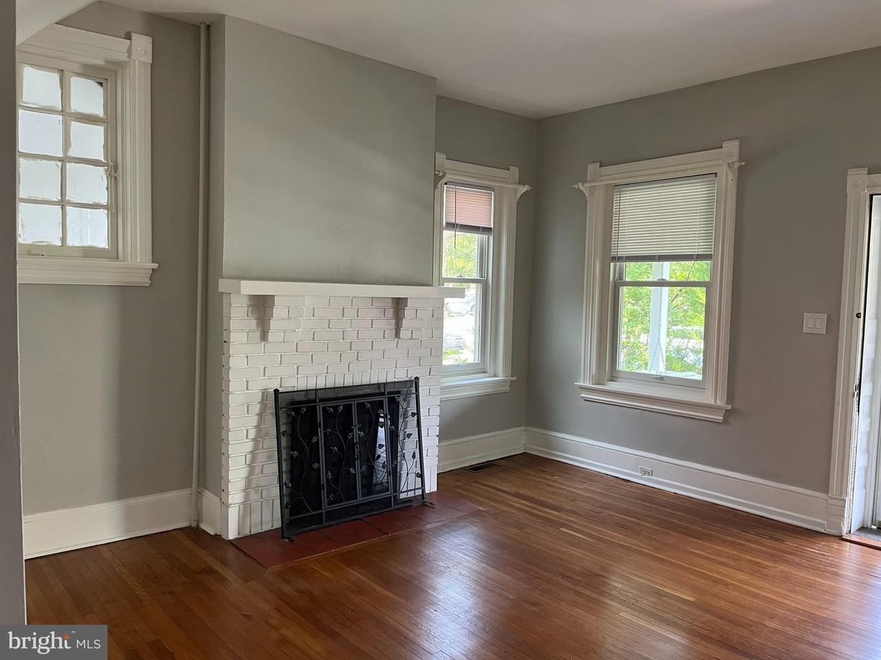 210 Grayling Ave - Photo 3 of 18
