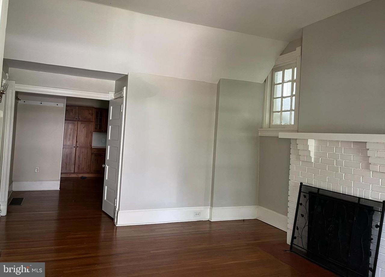 210 Grayling Ave - Photo 4 of 18