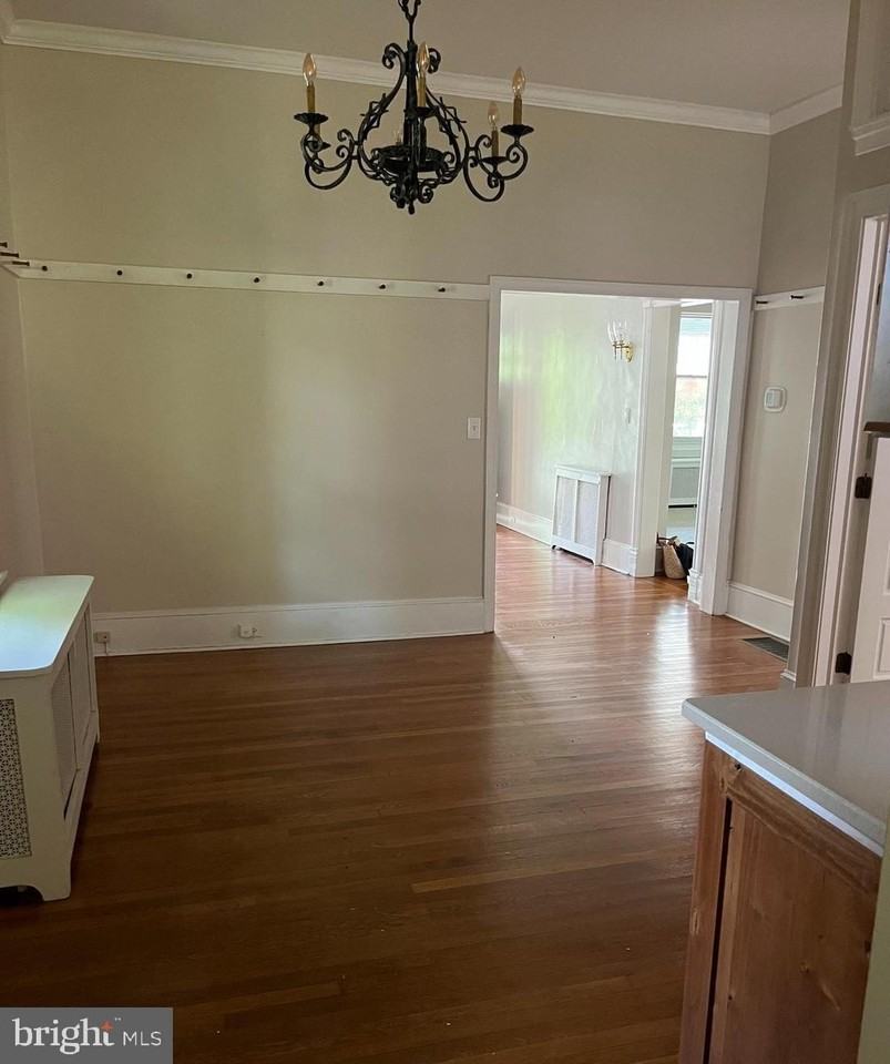 210 Grayling Ave - Photo 5 of 18