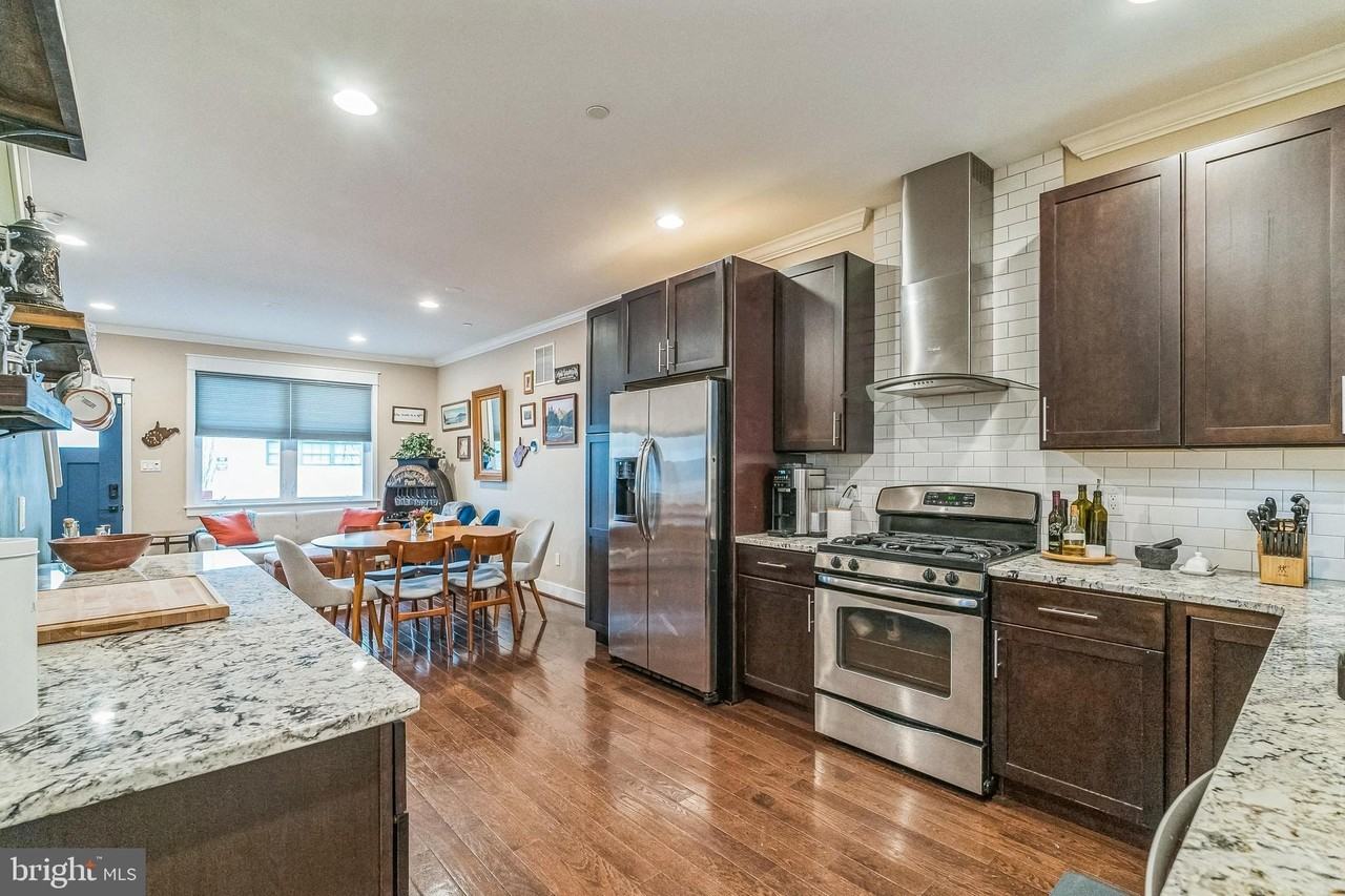 219 Green St - Photo 4 of 19