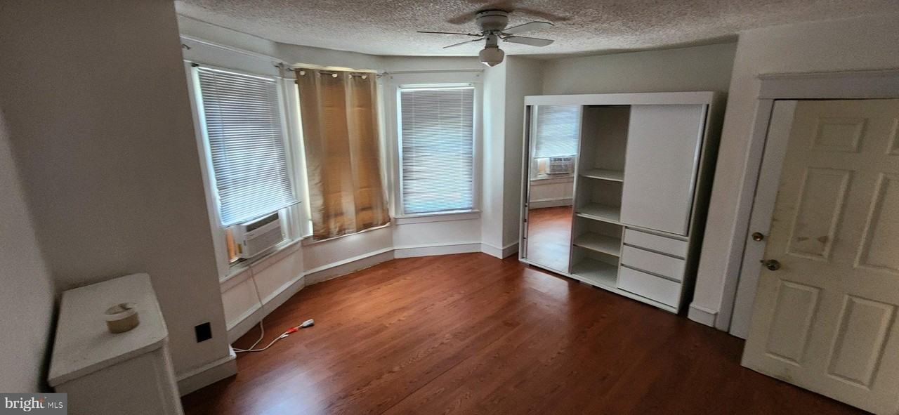 4404 Disston St - Photo 3 of 10