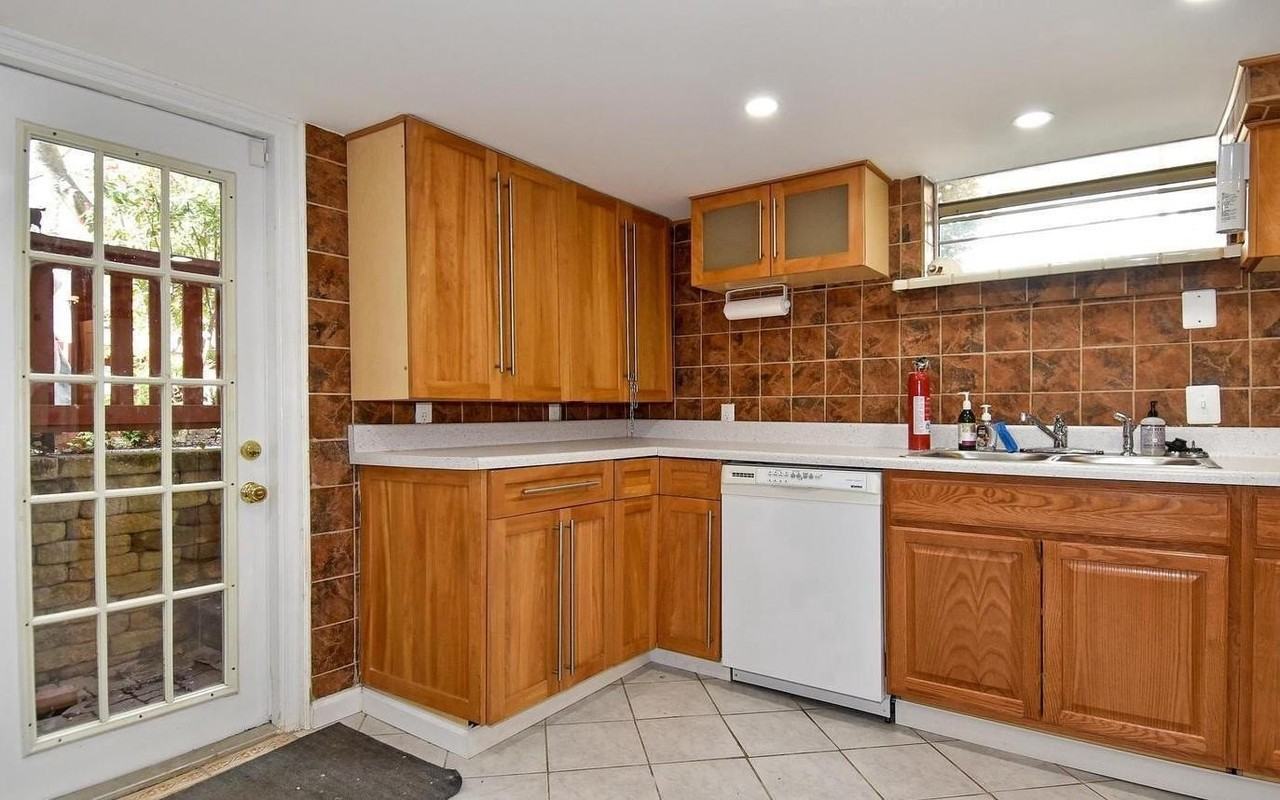 207 Pennsylvania Ave - Photo 3 of 10