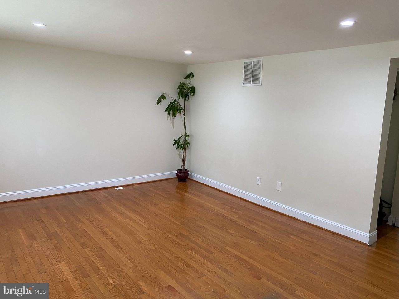 8122 Parkdale Ct - Photo 3 of 23