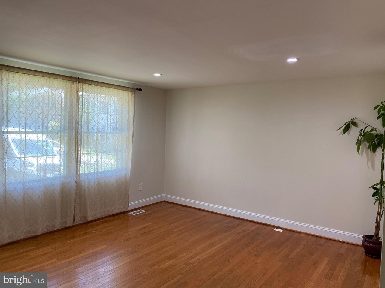 8122 Parkdale Ct - Photo 4 of 23