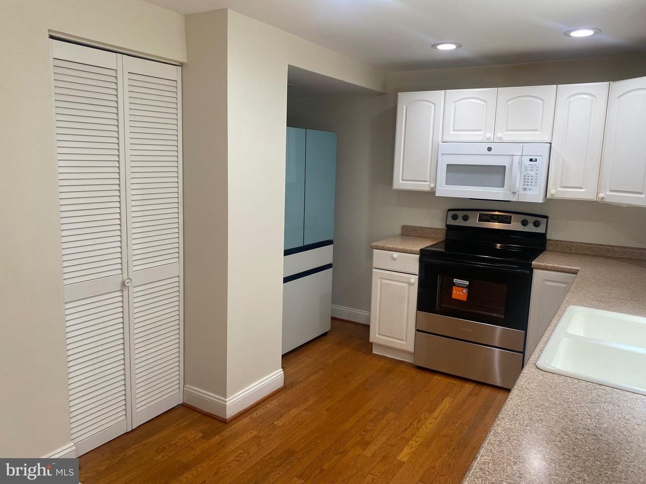8122 Parkdale Ct - Photo 6 of 23