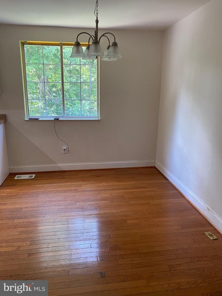 8122 Parkdale Ct - Photo 7 of 23