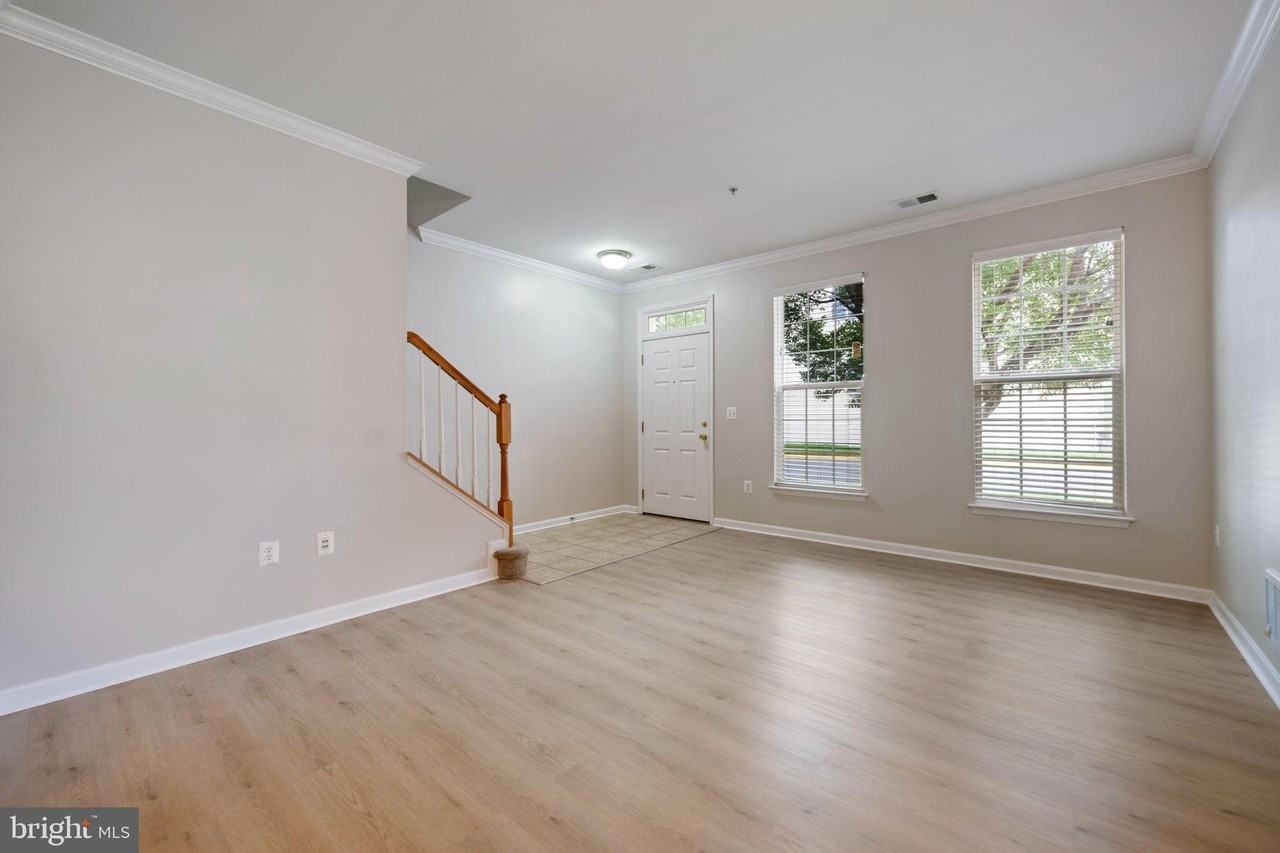 15555 John Diskin Cir - Photo 4 of 25