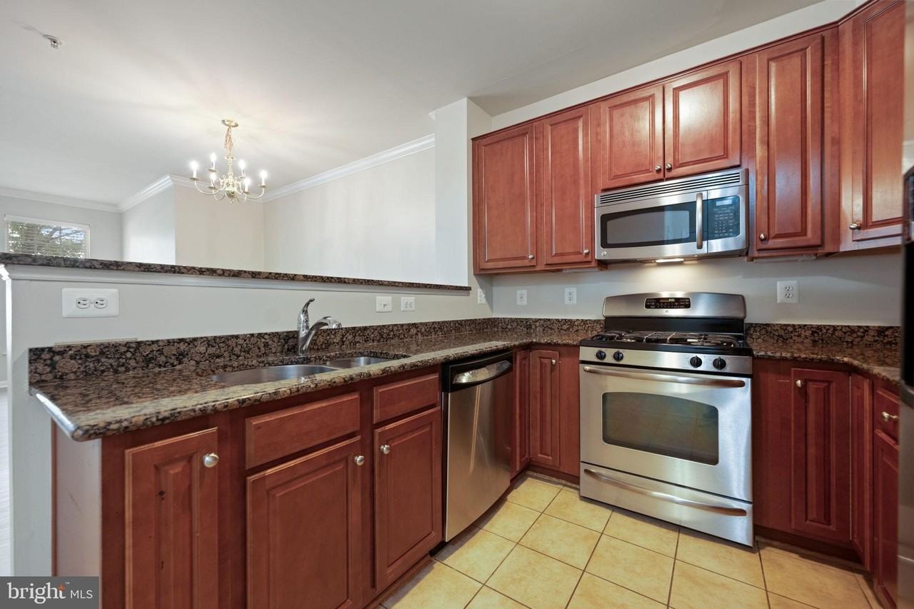 15555 John Diskin Cir - Photo 6 of 25