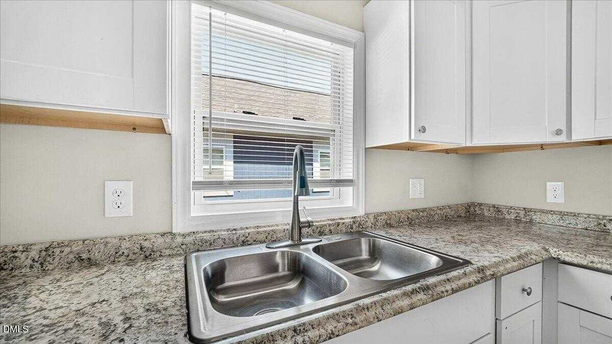 403 Spring Ct - Photo 6 of 38