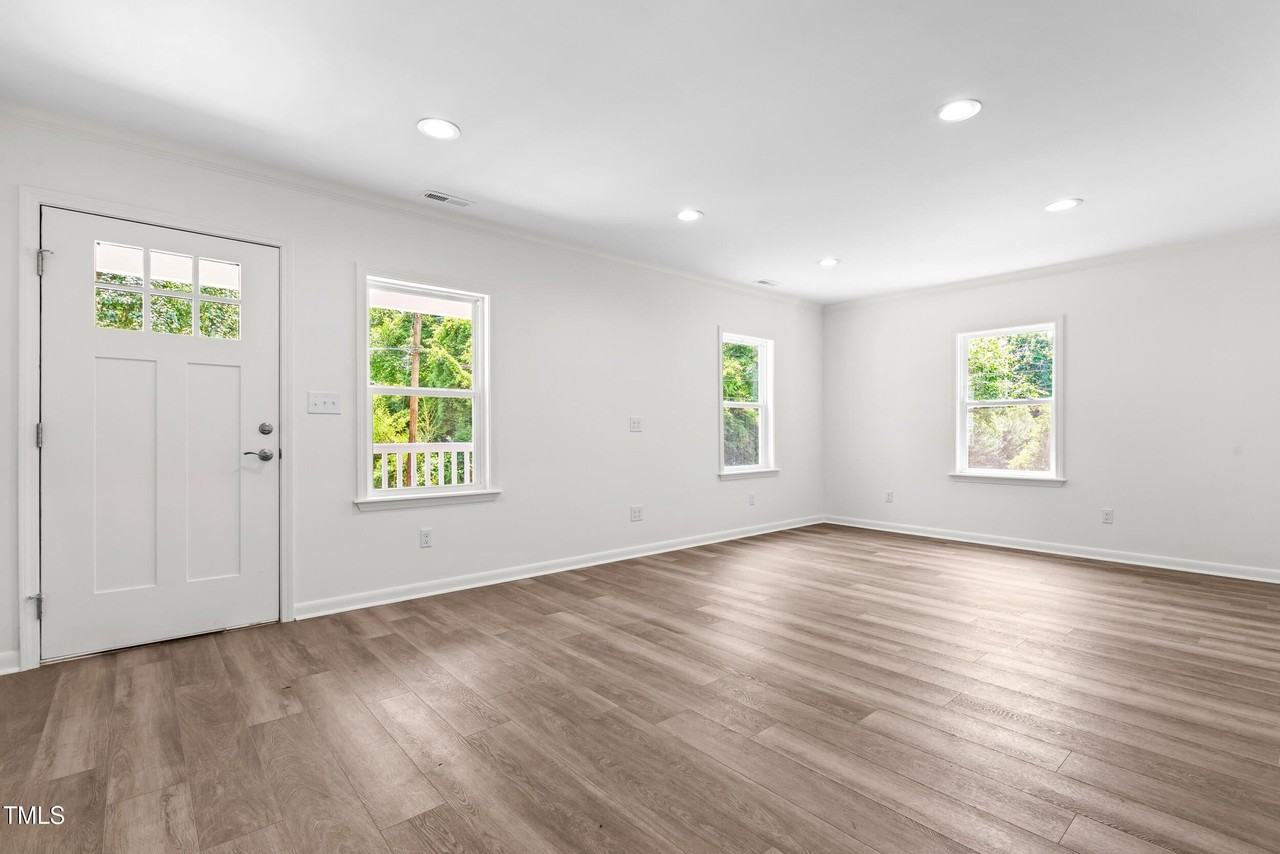 320 Clay St - Photo 5 of 25
