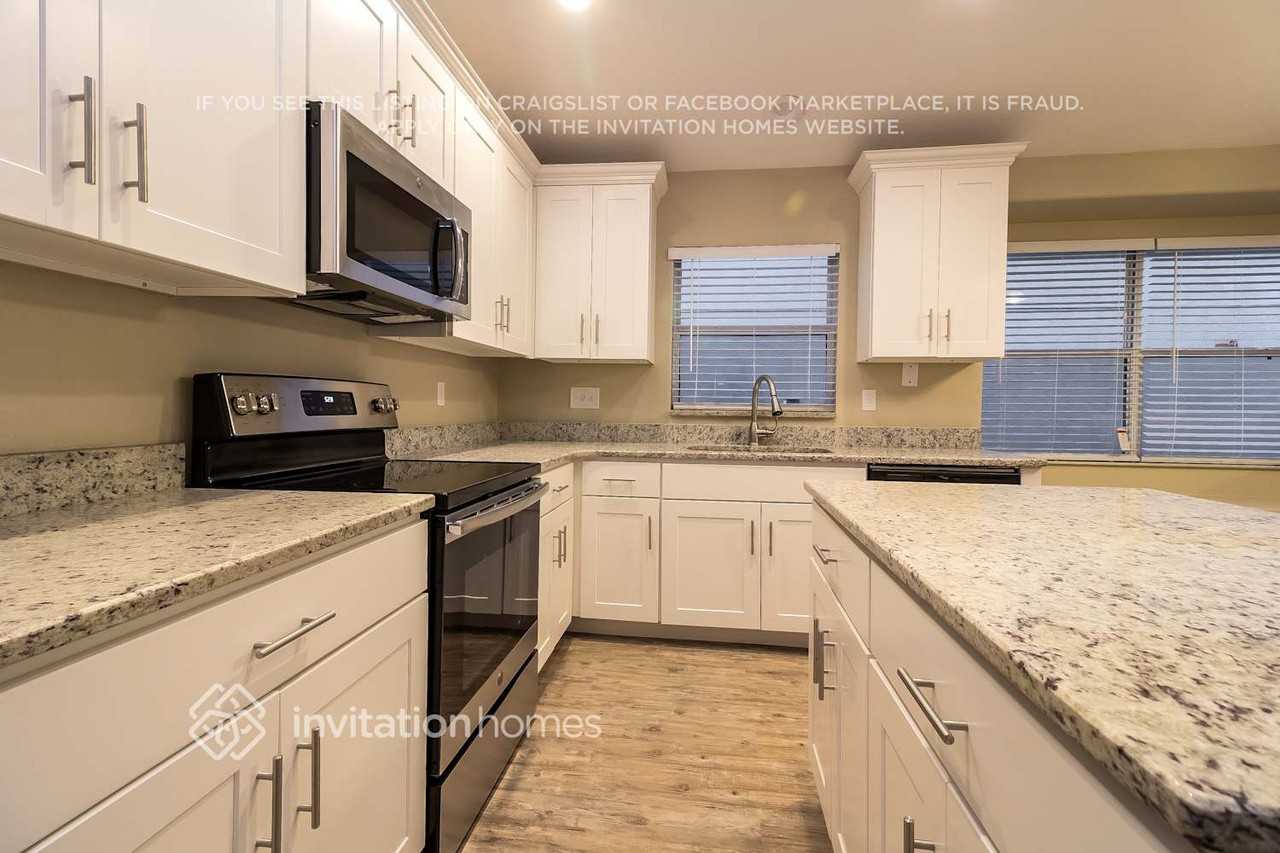 14100 Yellow Wood Cir - Photo 7 of 20