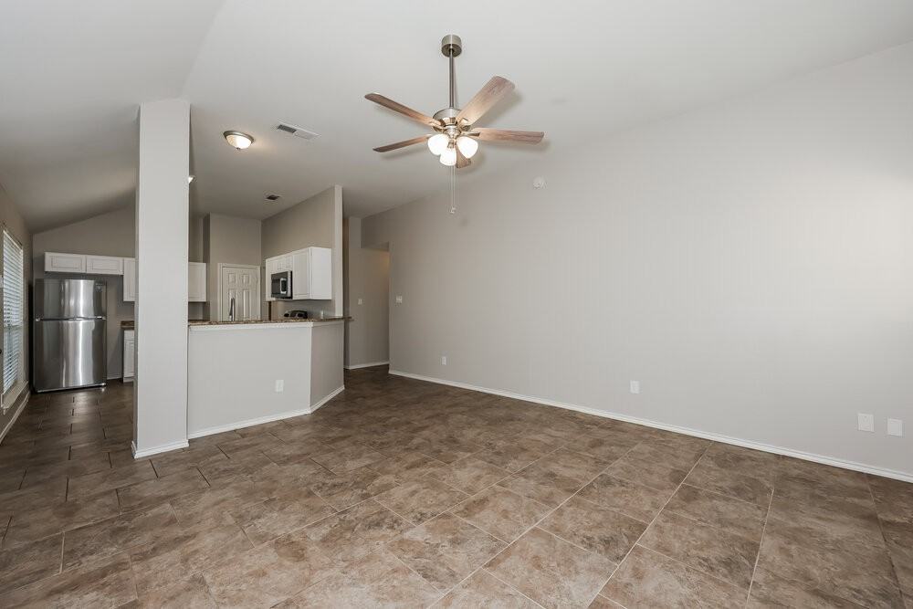 2805 Saint Croix Ave - Photo 4 of 16