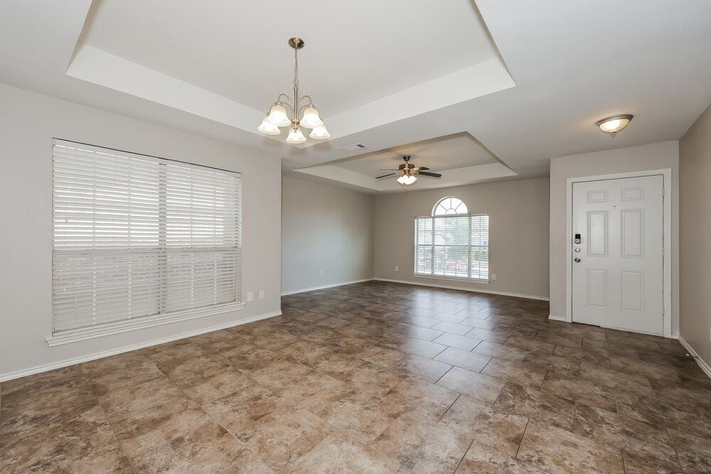 2805 Saint Croix Ave - Photo 5 of 16
