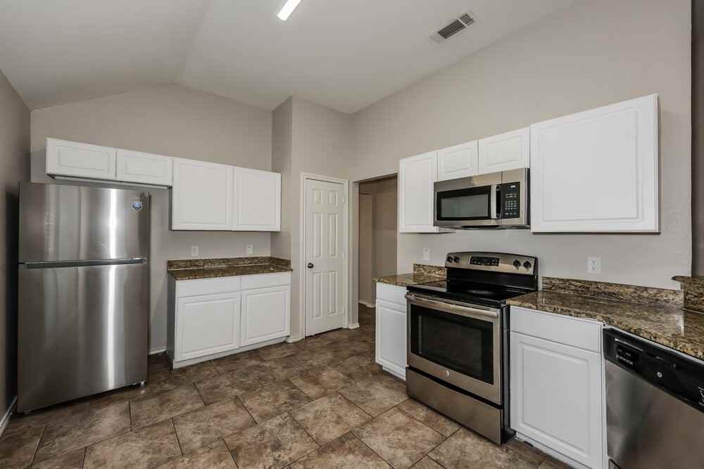 2805 Saint Croix Ave - Photo 6 of 16
