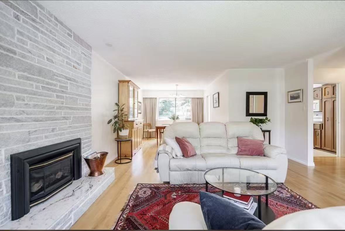 14586 18 Avenue - Photo 3 of 11