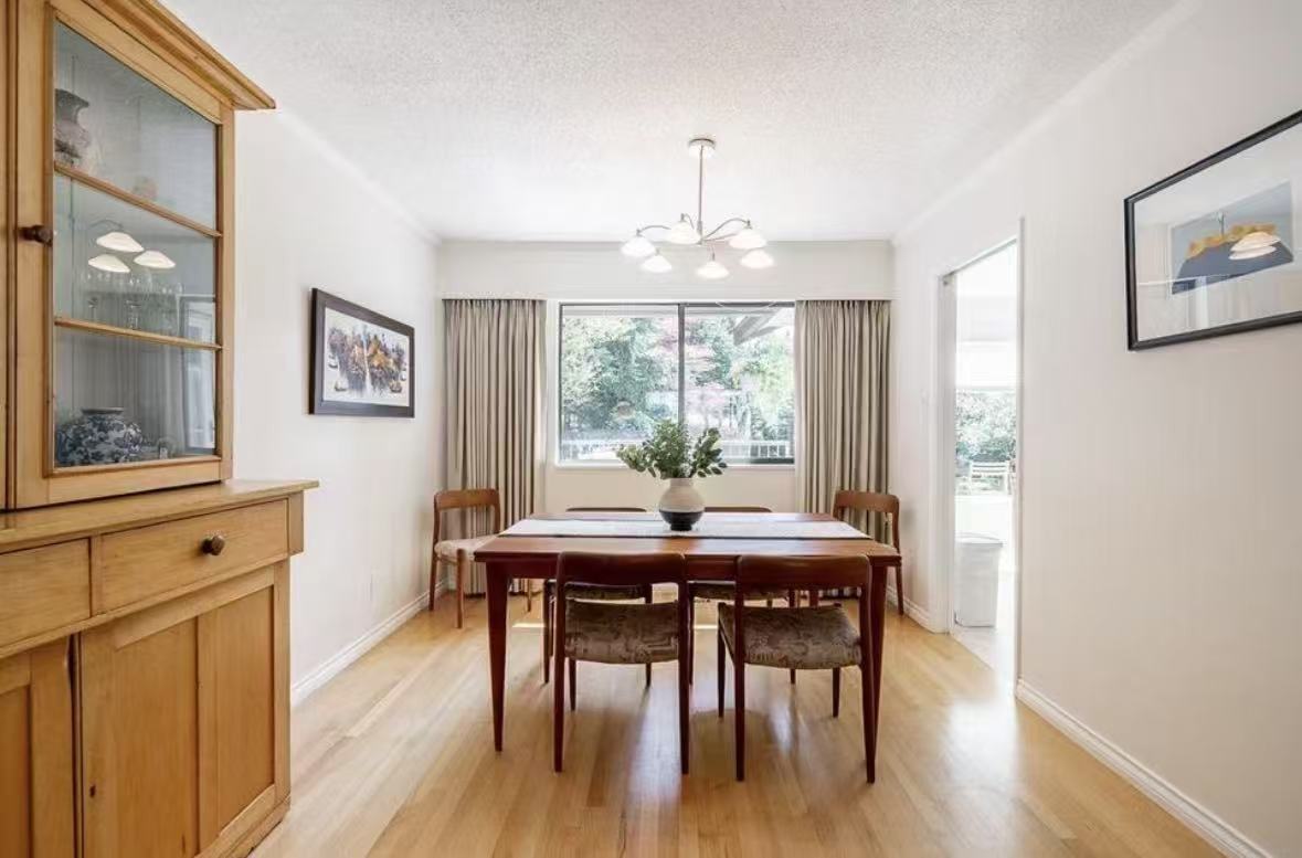 14586 18 Avenue - Photo 4 of 11