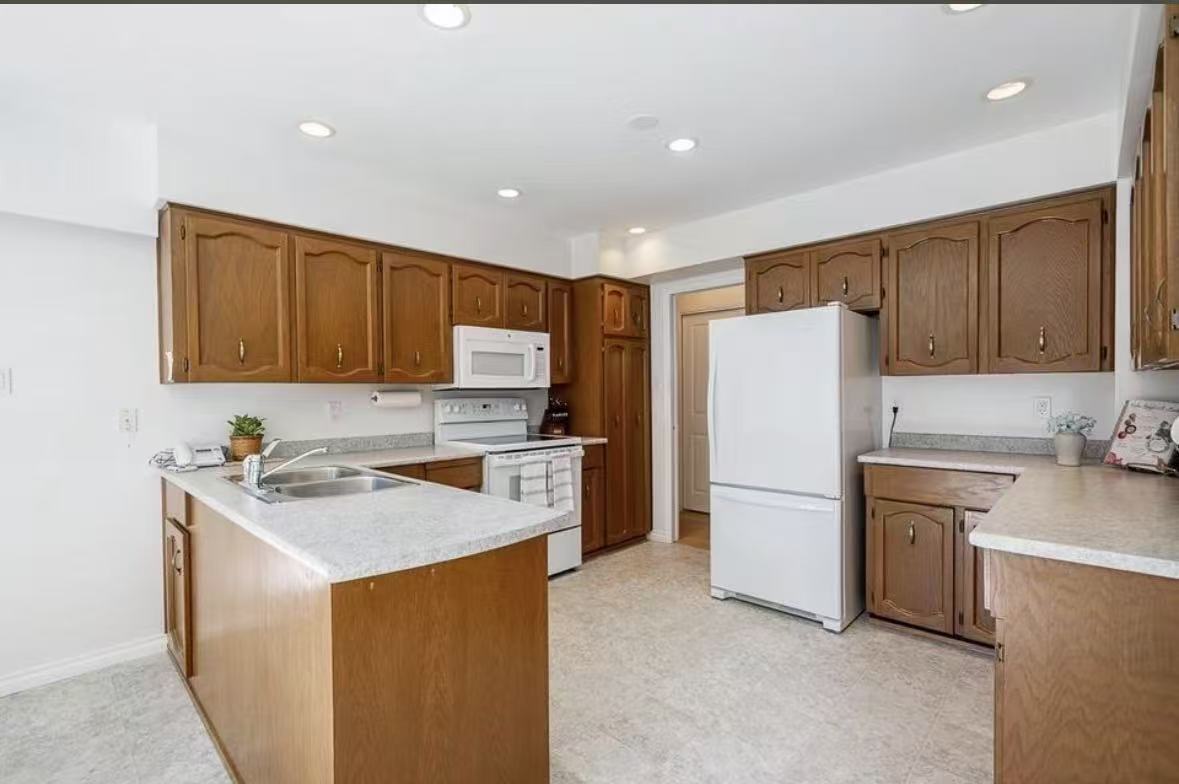 14586 18 Avenue - Photo 5 of 11