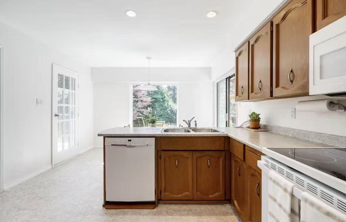 14586 18 Avenue - Photo 6 of 11
