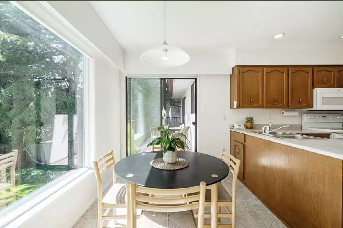 14586 18 Avenue - Photo 7 of 11